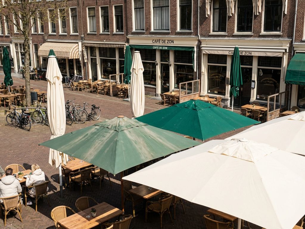 Restaurantterras in Nederland met parasols in verschillende onderhoudstoestanden onder lentezonlicht
