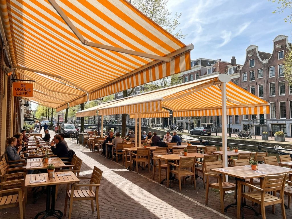 Terras met oranje-witte gestreepte luifels boven houten tafels in Nederland, bakstenen gebouwen op achtergrond