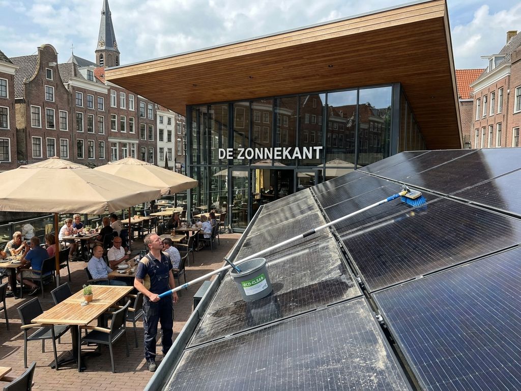 Zonnepanelen op restaurantterras in Nederland met professionele schoonmaakapparatuur en typische Nederlandse architectuur