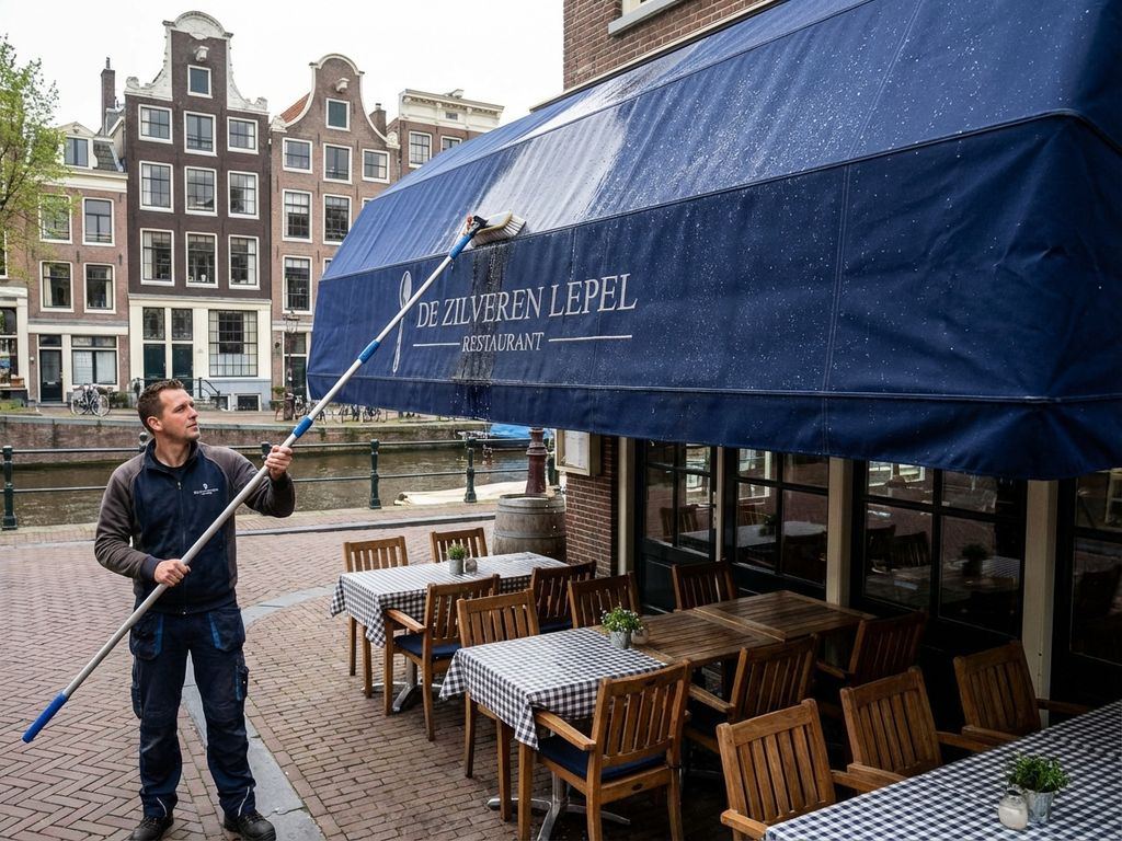 Professionele reiniging van restaurantmarkies op Nederlands terras met zichtbaar bedrijfslogo en glinsterende waterdruppels