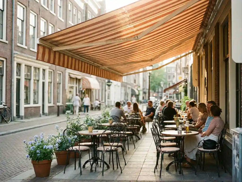 Schoon terrasscherm boven Nederlands restaurantterras met caféstoelen en ronde tafeltjes in warm middaglicht.